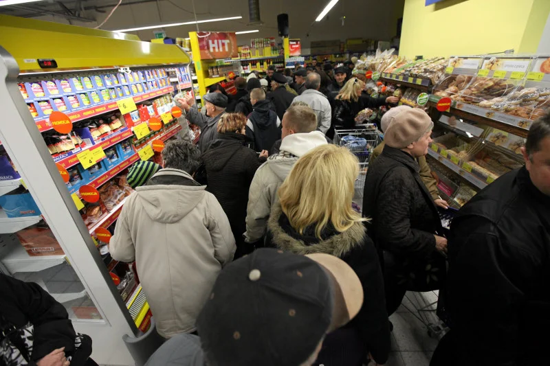 Typowy obrazek z polskiego sklepu dzień przed świętem.
