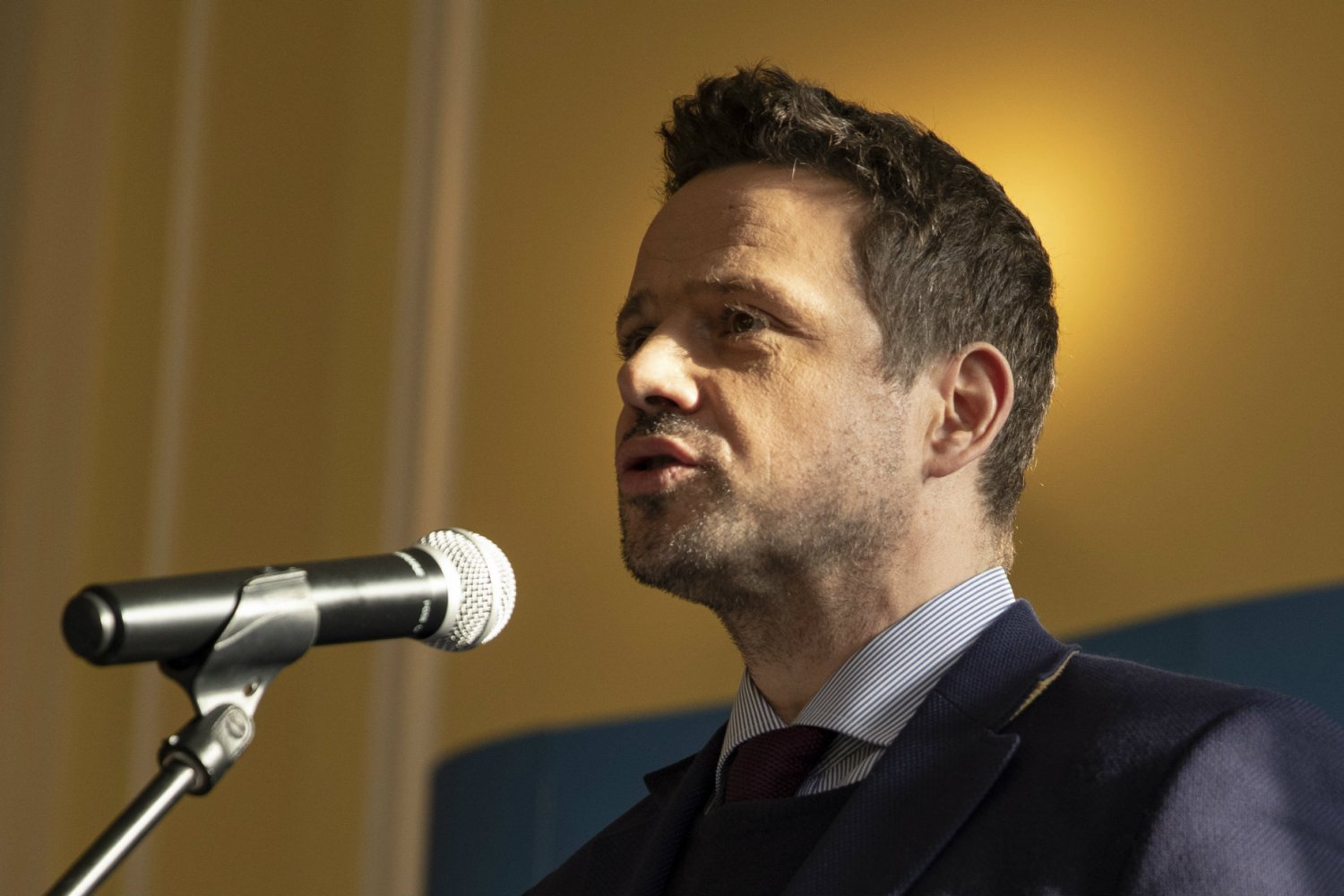 Rafał Trzaskowski twierdzi, że miejsce polityka jest po stronie dyskryminowanych i broni deklaracji LGBT, którą podpisał.