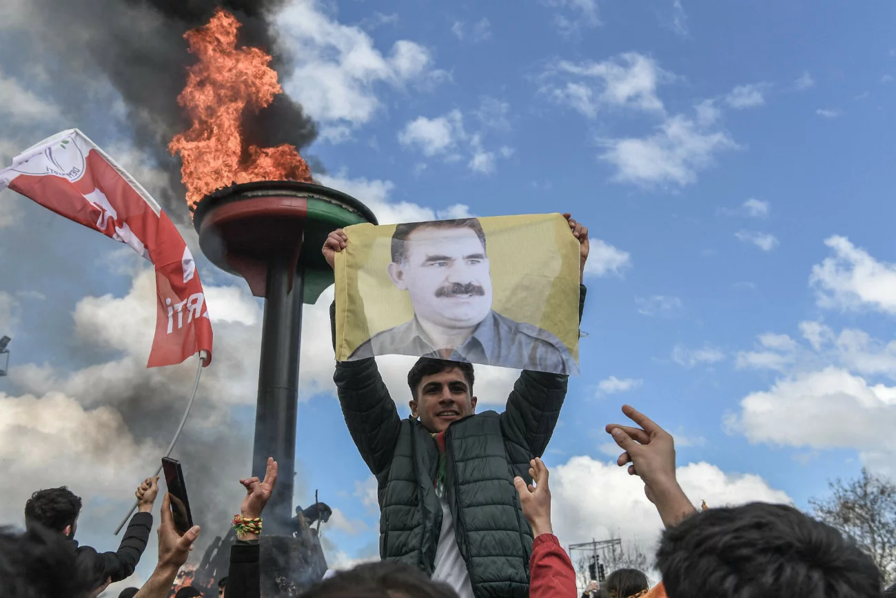 Kurdyjscy bojownicy rozwiązali partię. "Erdoğan prawdopodobnie to wykorzysta" Prasa o rozwiązaniu PKK. Daleka droga do pokoju