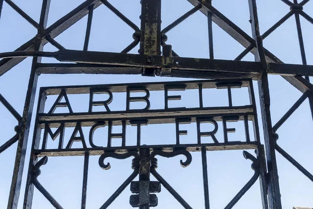 Znowu skradziono napis "Arbeit macht frei", tym razem z obozu koncentracyjnego w Dachau.