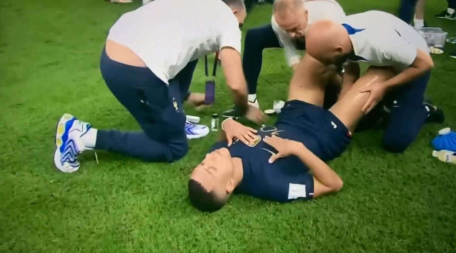 Aż trzech mężczyzn masowało Kyliana Mbappé przed dogrywką.