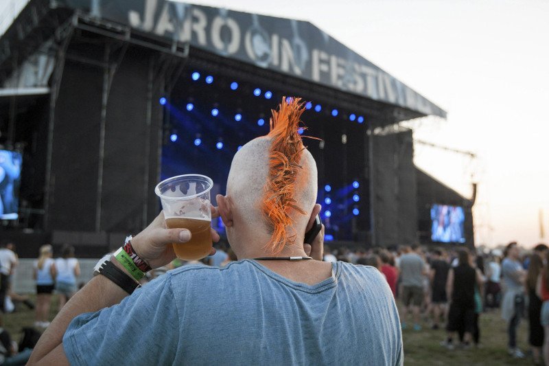 Miasto słynne festiwalu. Na co dzień ma swoje problemy.