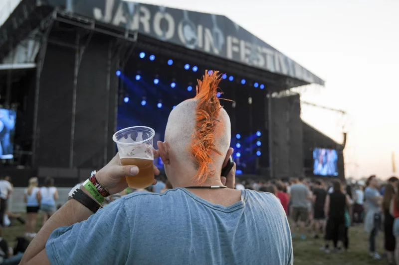 Miasto słynne festiwalu. Na co dzień ma swoje problemy.