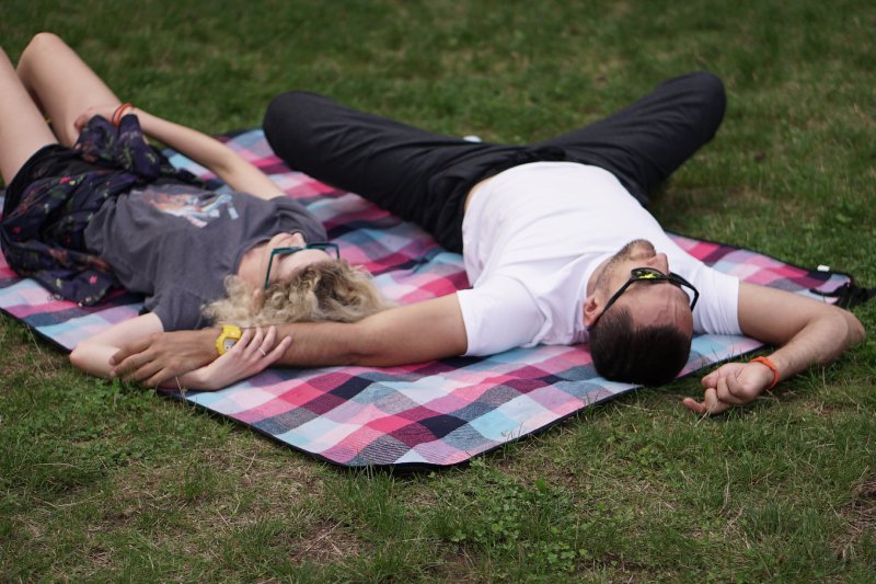 Co można robić podczas kolonii dla dorosłych? Organizowane są biwaki, gry terenowe, ogniska, a nawet dyskoteki.