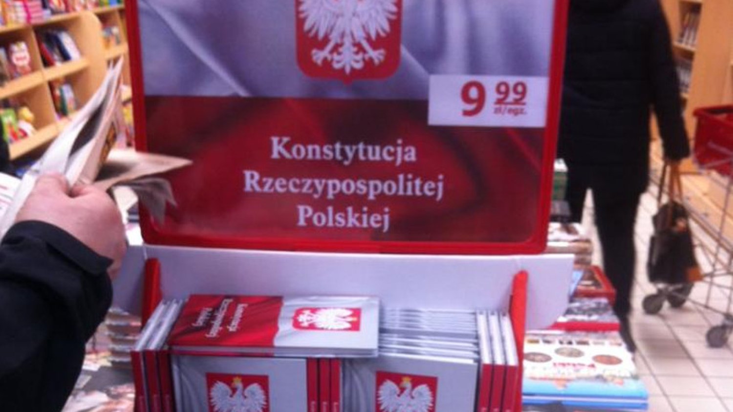 Konstytucja w hipermarketach – ciekawe czy sprzedaje się jak świeże bułeczki?