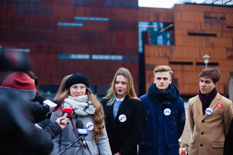 Dyrektorka skróciła lekcje, by uczniowie wzięli udział w marszu. Kuratorium chce wyjaśnień.