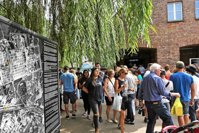 Turyści przed wejściem do Muzeum Auschwitz - Birkenau