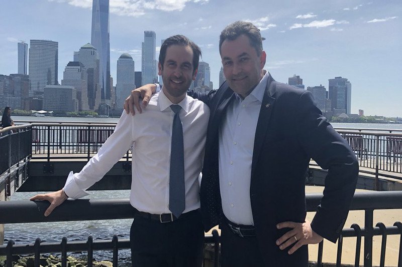 Burmistrz Jersey Steven Fulop dogadał się z Erickiem Lubaczewskim w sprawie nowej lokalizacji pomnika Ofiar Katynia 1940.