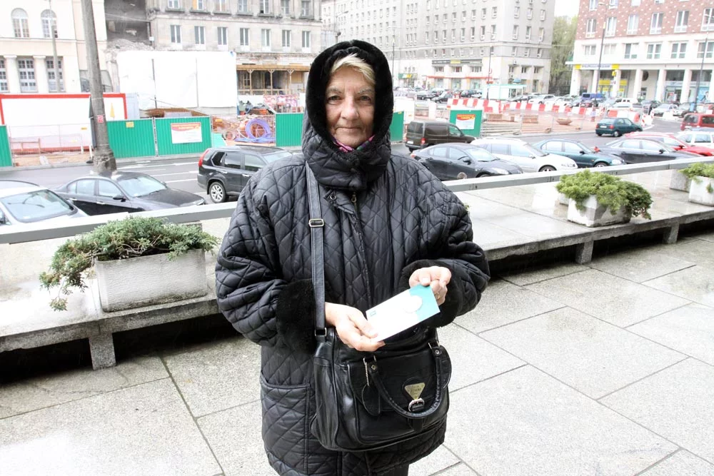Pani Helena pokazuje zakupioną monetę dla wnuka