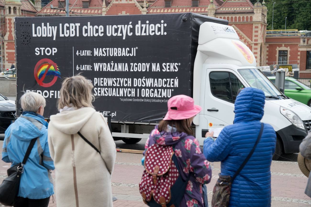 Pierwszy wyrok w Polsce. Co z kierowcą homofobusa