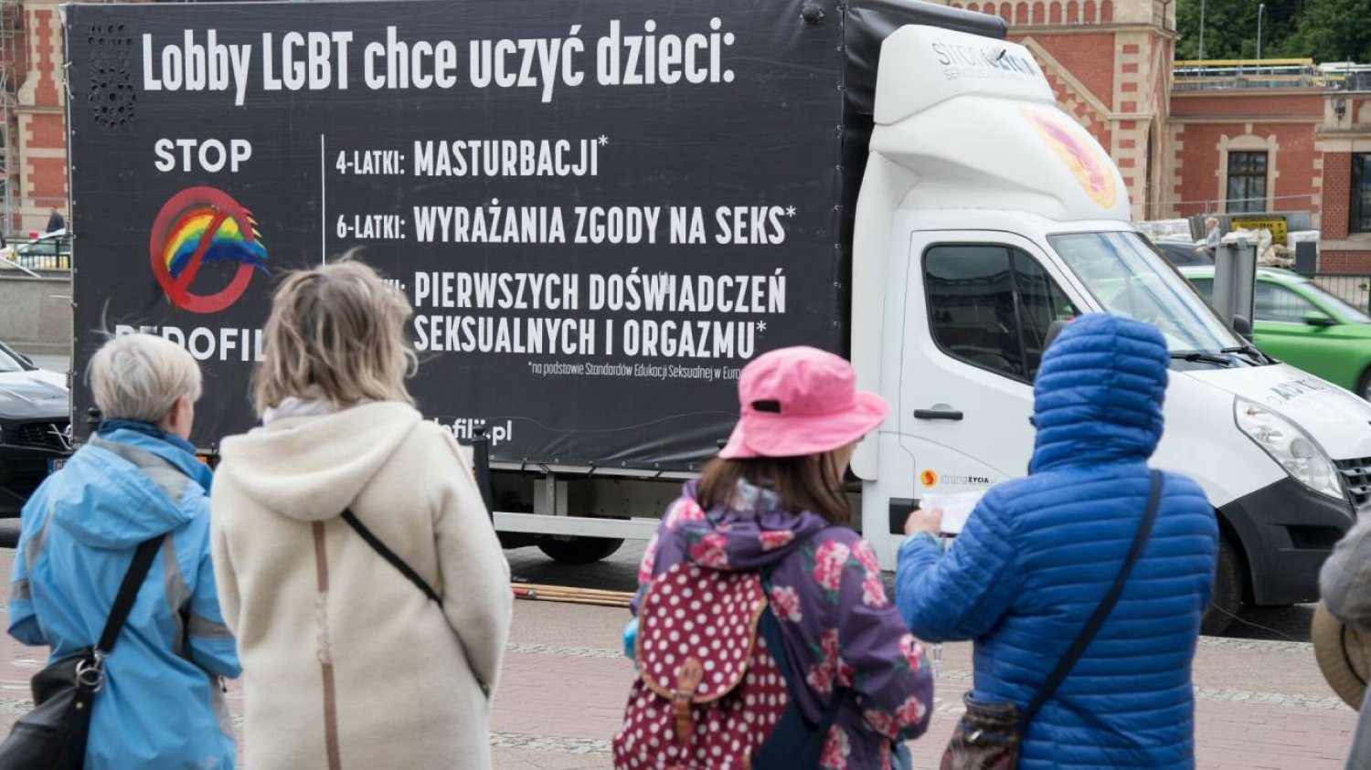 Pierwszy wyrok w Polsce. Co z kierowcą homofobusa