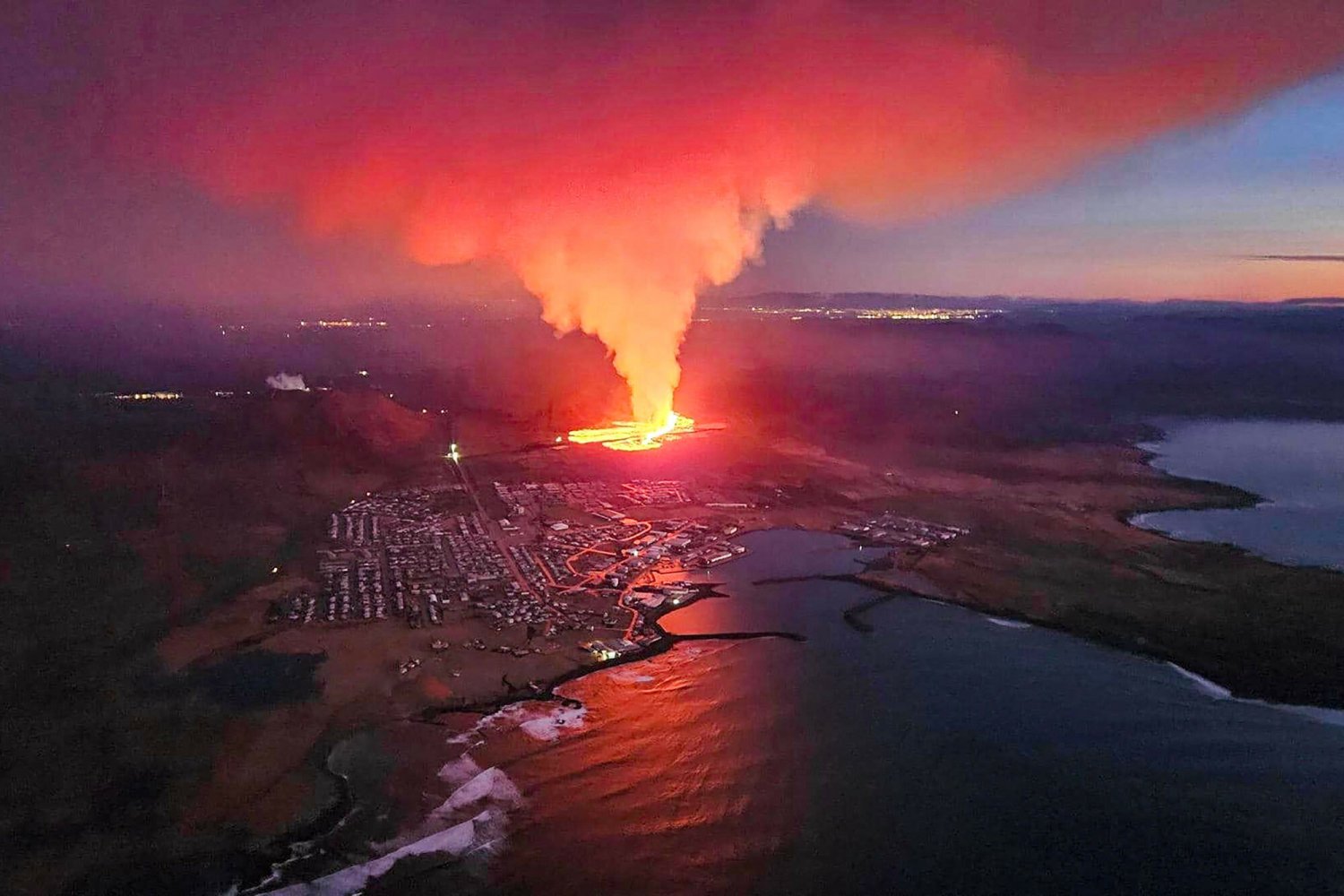 Erupcja wulkanu w Islandii, lawa dotarła do zabudowań. Trwa transmisja na żywo