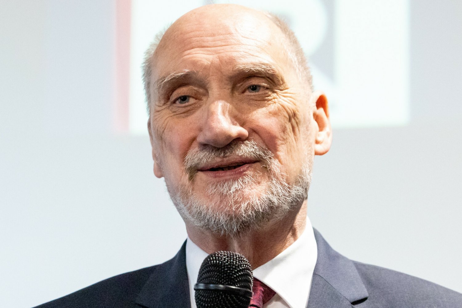 Antoni Macierewicz przeprasza ofiary za publikację zdjęć bez cenzury.