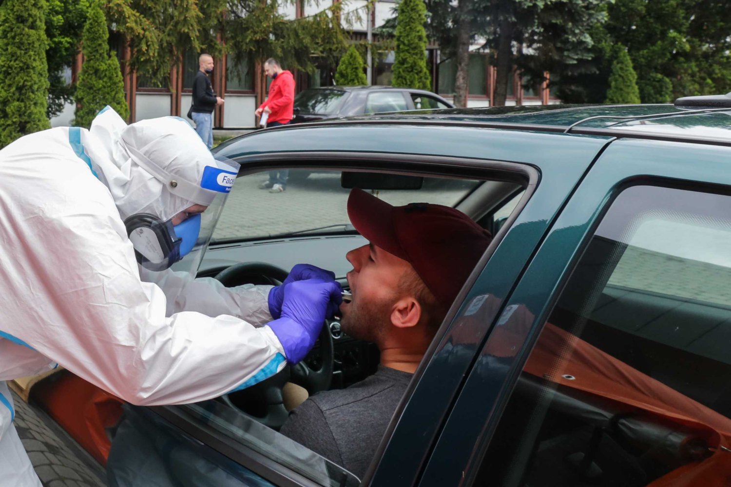 W piątek 9 października wykonano 21,5 tys. testów na obecność koronawirusa. W poprzednich dniach robiono ich dwa razy więcej.