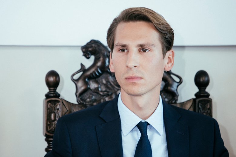 Kacper Płażyński z PiS jako "bezrobotny". Tłumaczy się z dofinansowania.