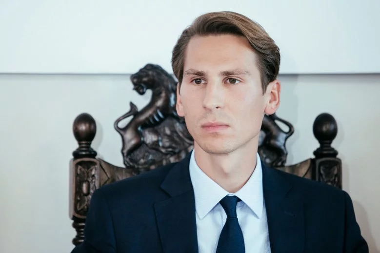 Kacper Płażyński z PiS jako "bezrobotny". Tłumaczy się z dofinansowania.