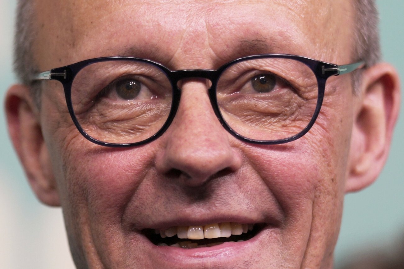 Friedrich Merz: jego uśmiechnięta twarz w okularach.