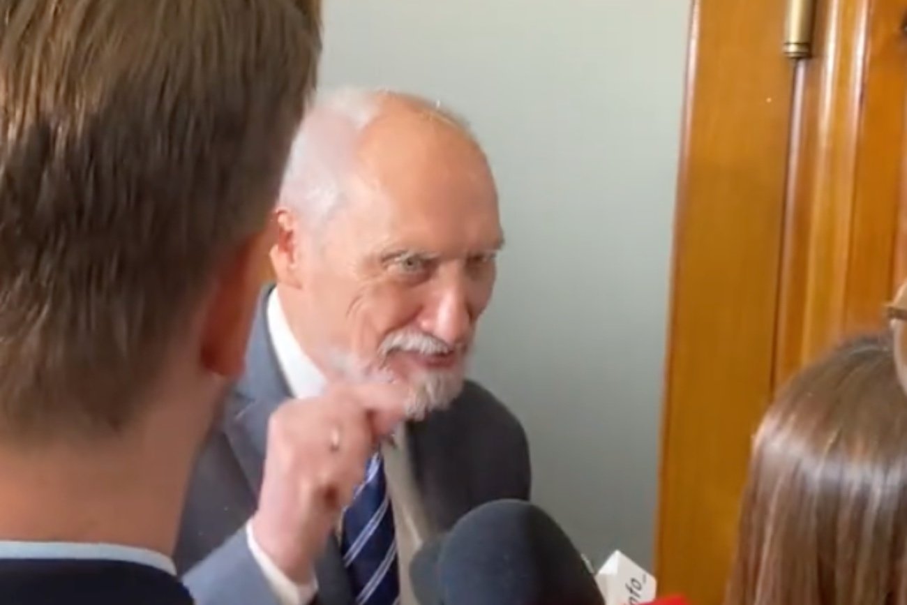 Macierewicz wściekł się na dziennikarzy. Zapytali go o jego rajd po ulicach Warszawy.