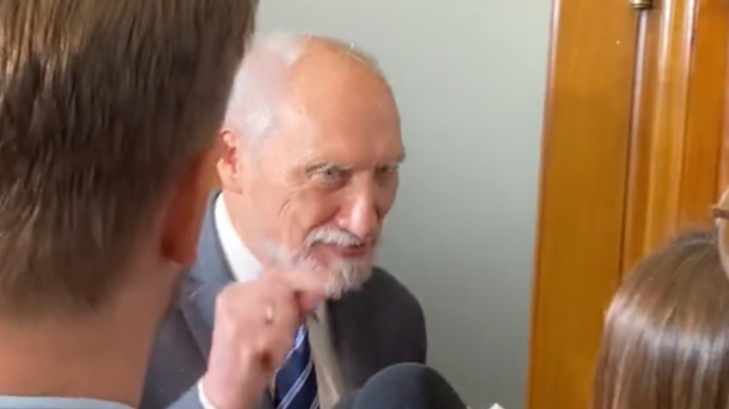 Macierewicz wściekł się na dziennikarzy. Zapytali go o jego rajd po ulicach Warszawy.