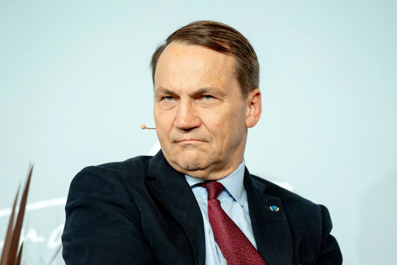 Koleje obce państwo wspiera Nawrockiego. Tak skomentował to Sikorski