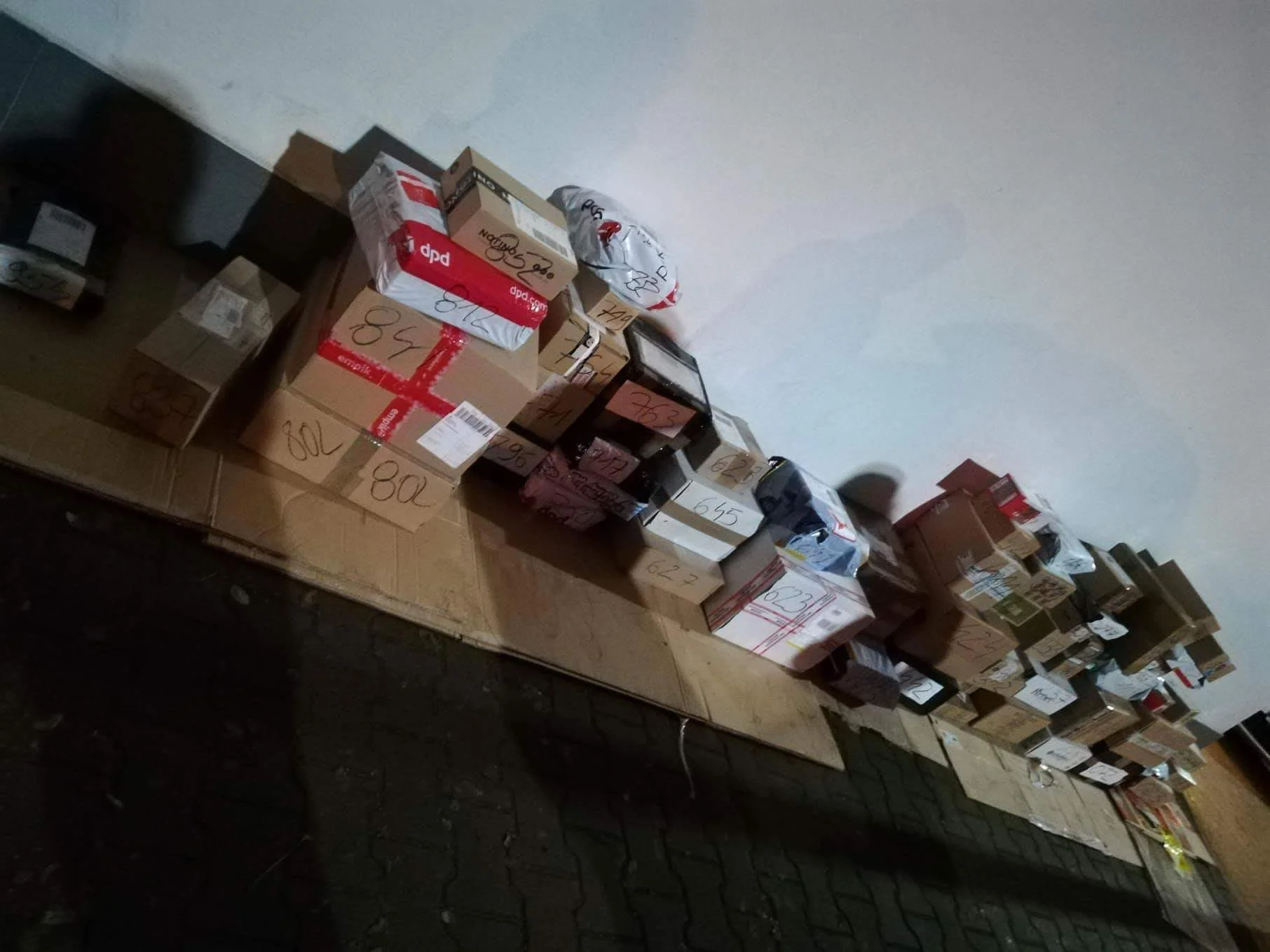 Tak czekają na klientów paczki. Na szczęście nie padał deszcz.