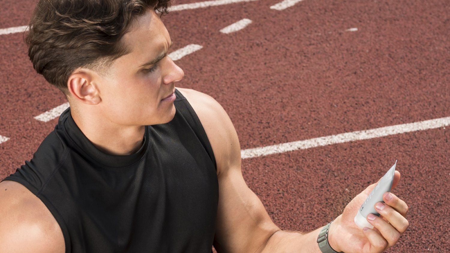Ziaja SPORT to seria nowoczesnych kosmetyków przeznaczonych dla osób aktywnych na trening i po treningu. Preparaty zawierają nawilżające minerały wody morskiej, a także oligopeptydy i oligosacharydy wzmacniające naturalną barierę ochronną skóry.
