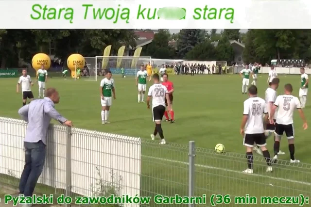 Stanął przy ogrodzeniu i miotał w stronę zawodników konkurencyjnej drużyny najgorsze wyzwiska.