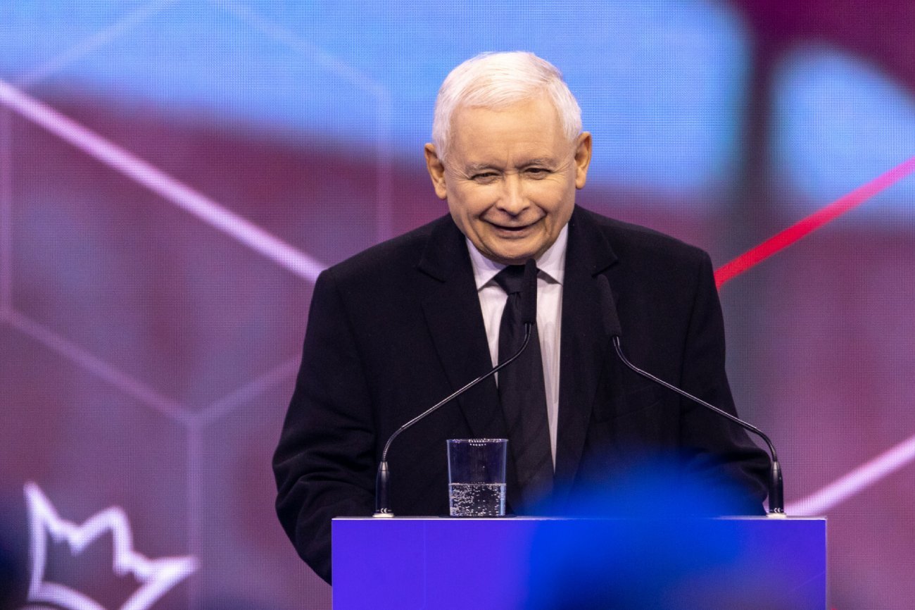 Sondaż. Kaczyński zyskuje przewagę po konwencji PiS.