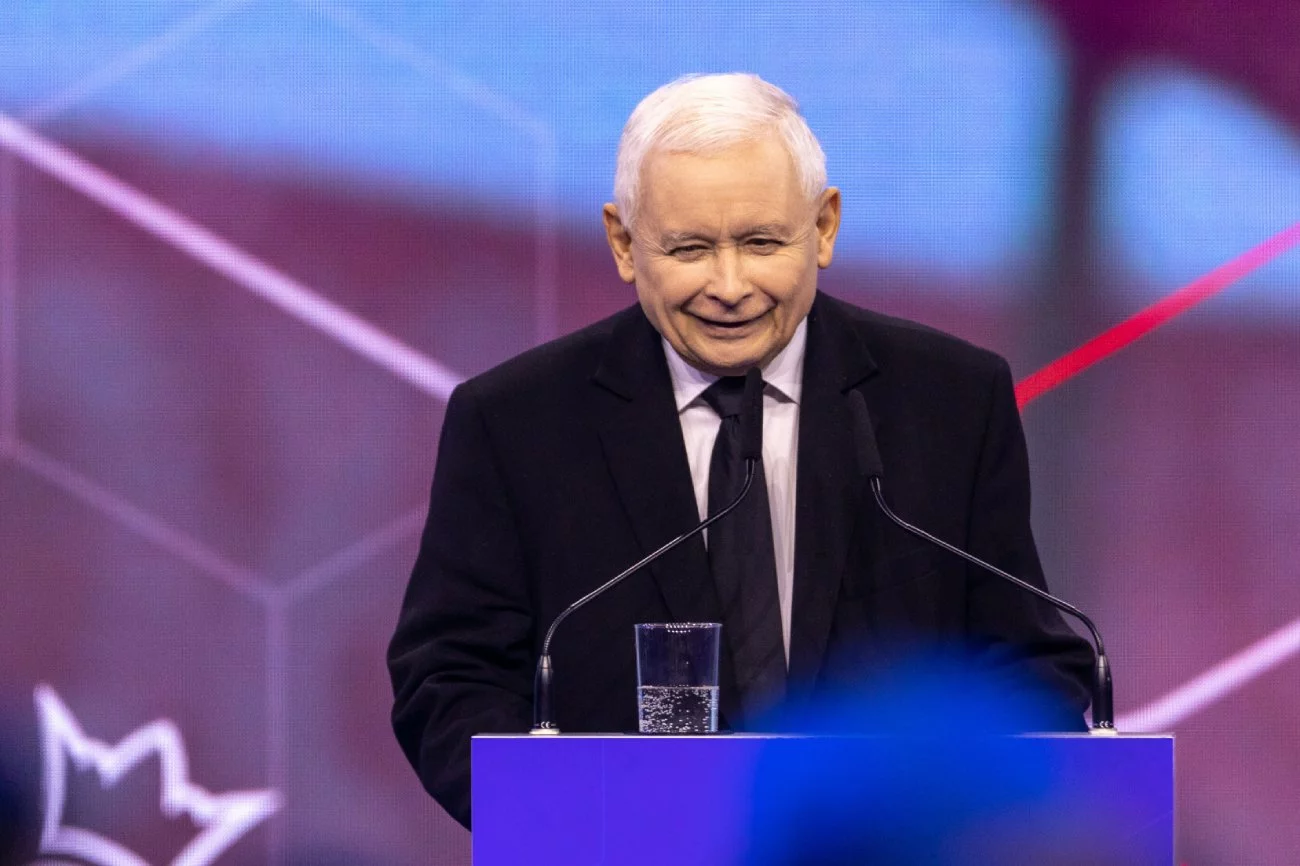 Sondaż. Kaczyński zyskuje przewagę po konwencji PiS.