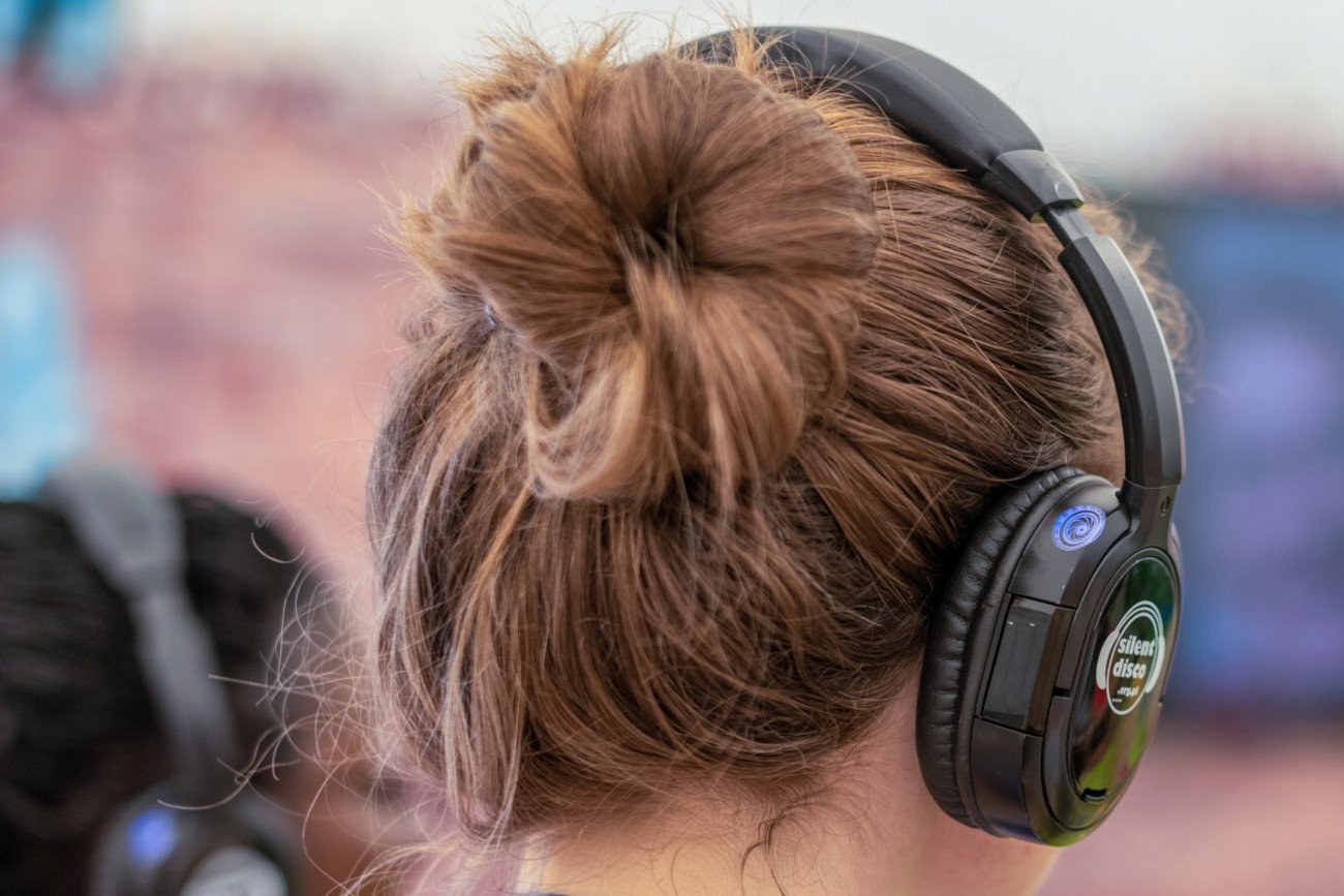 Młodzi piszą w sieci, jak trudno żyć bez słuchawek. Zdjęcie ilustracyjne