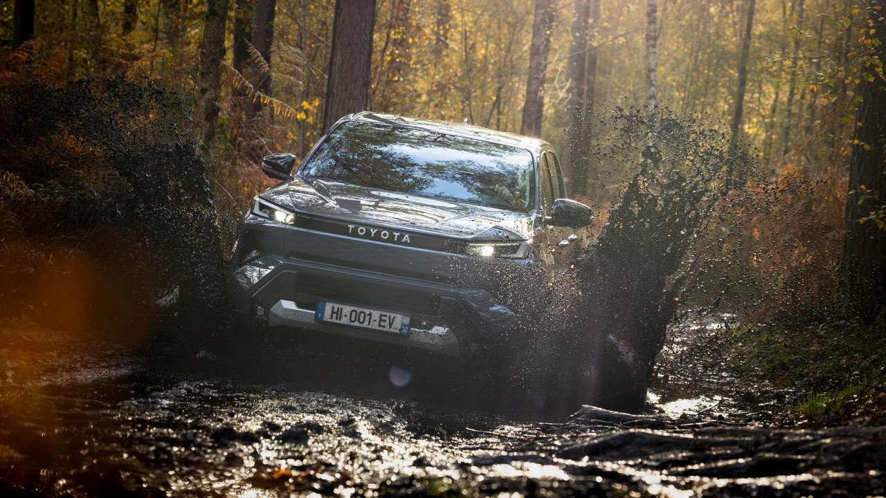 Nowa Toyota wjeżdża do Polski. Hilux pokazuje, iż Japończycy idą "z prądem" ale i pod prąd