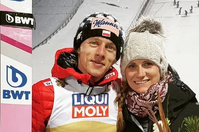Marta Kubacka często osobiście kibicuje mężowi Dawidowi Kubackiemu na skoczni. Na zdjęciu para podczas mistrzostw świata w Seefeld. Teraz spotkali się po triumfie w 68. TCS.