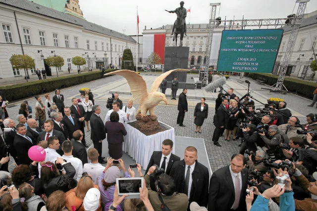 Akcja "Orzeł może" i wielki ptak z czekolady przed Pałacem Prezydenckim