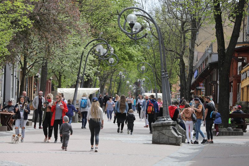 Policja w Zakopanem zaczęła karać mandatami za brak maseczek. Na zdjęciu: tak wyglądały Krupówki w maju, gdy po wiosennej fali pandemii zaczęli przyjeżdżać pierwsi turyści.