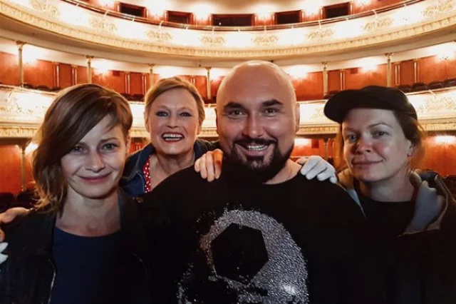 Patryk Vega pokazał mocne zdjęcie z filmu "Plagi Breslau". Na zdjęciu Małgorzata Kożuchowska, Iwona Bielska, Patryk Vega i Daria Widawska.