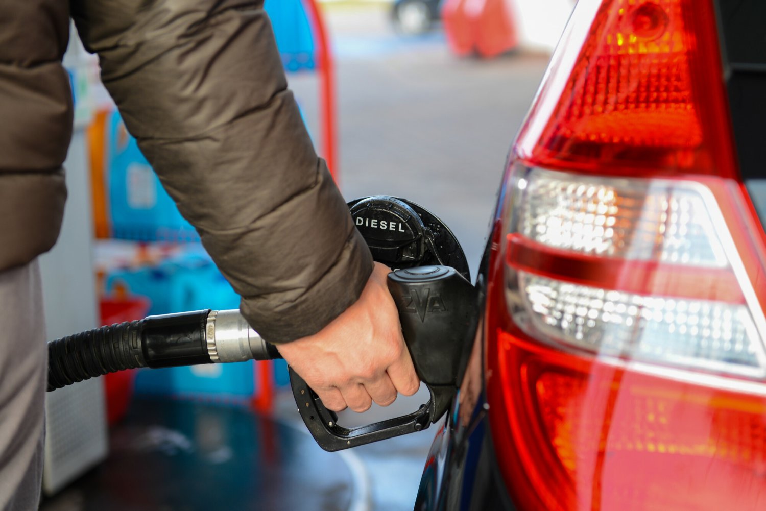 Od 1 października na polskich stacjach musi pojawić się paliwo przejściowe. Chodzi zarówno o olej napędowy, jak i benzynę.