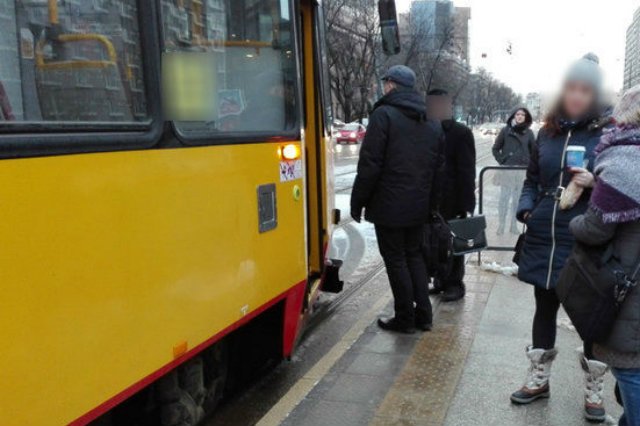 W tramwaju w Warszawie miało dojść do pobicia 66-latka, który czytał "Gazetę Wyborczą".