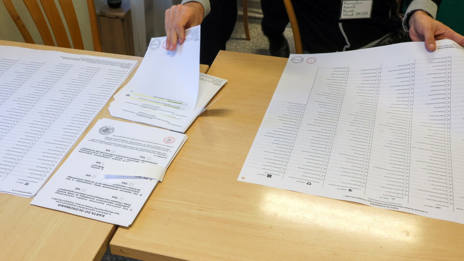 wybory 2023: karty do głosowania pieczęć karta do głosowania