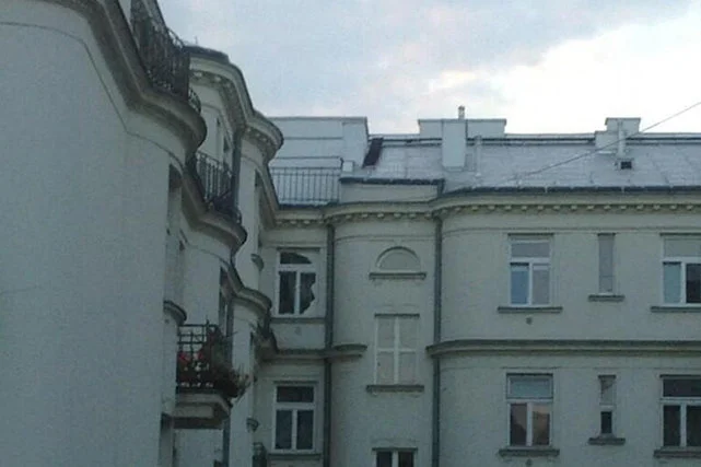 Twarz Lecha Kaczyńskiego w oknie jednej z kamienic na warszawskim Powiślu?