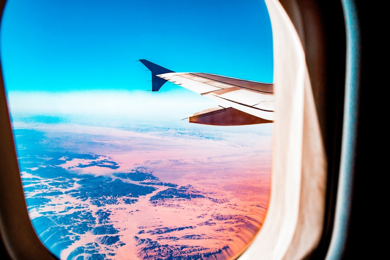 Wielu pasażerów robi zdjęcia podczas lotu samolotem