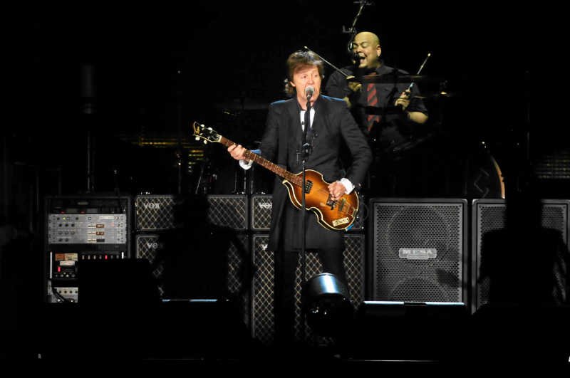 Sir Paul McCartney zgrał razem z Kanye Westem, wprawiając w zakłopotanie fanów tego drugiego. (Na zdjęciu sir Paul podczas koncertu na Stadionie Narodowym w Warszawie).