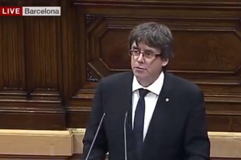 Katalonia nie ogłasza niepodległości. Decyzja została odłożona na kilka tygodni, premier zaprasza do mediacji.