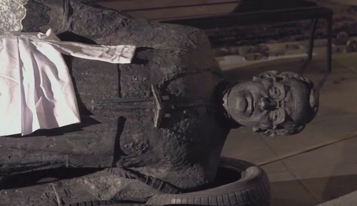 Scena obalenia pomnika ks. Henryka Jankowskiego, duchownego kapelana "Solidarności", który molestował seksualnie dzieci.