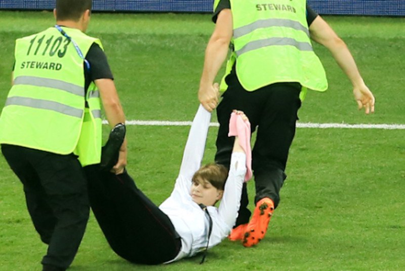 Na zdjęciu Olga Paktuszowa wynoszona przez ochronę na moskiewskim stadionie Łużniki.