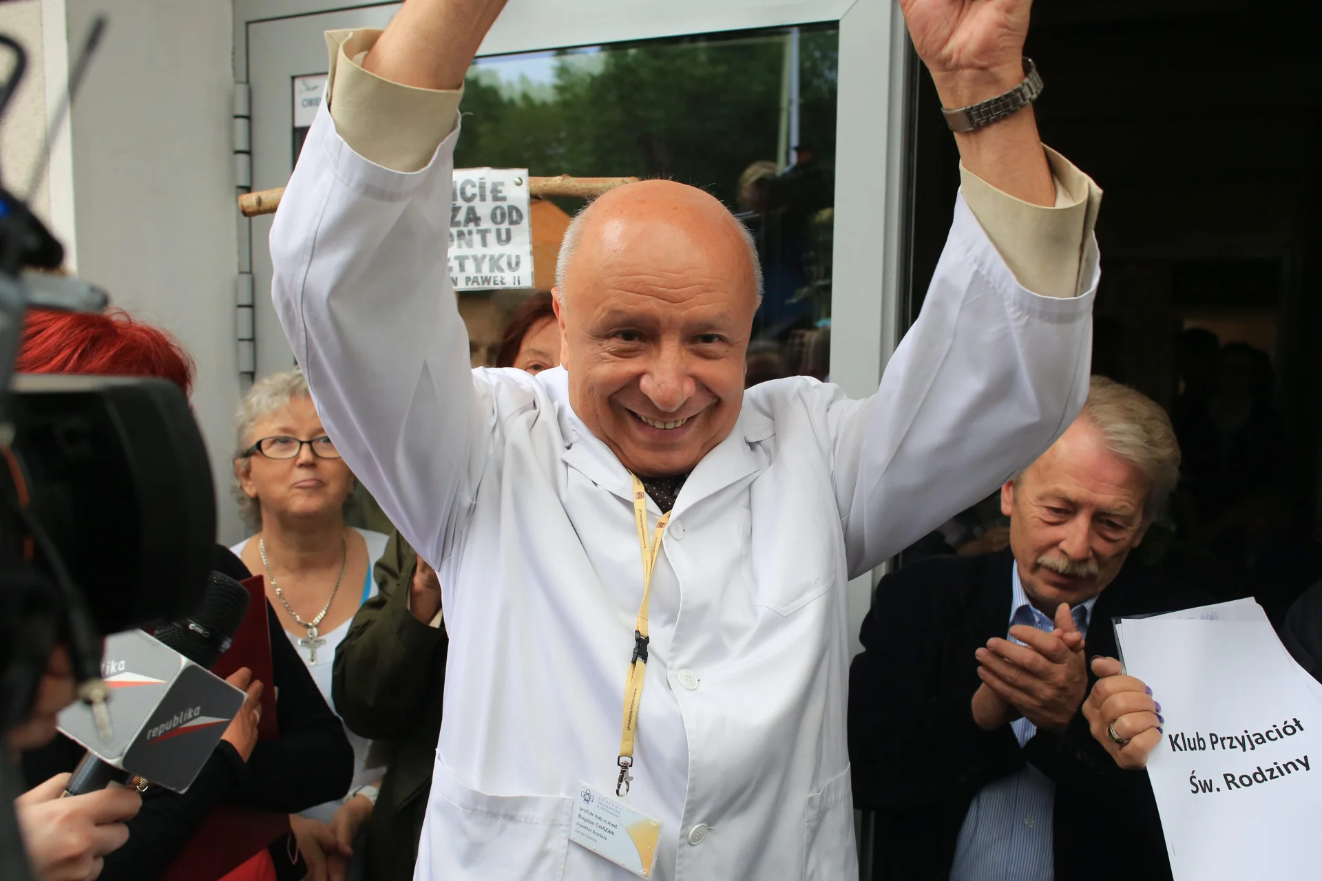 Prof. Bogdan Chazan przed Szpitalem Św. Rodziny podczas pikiety w jego obronie.