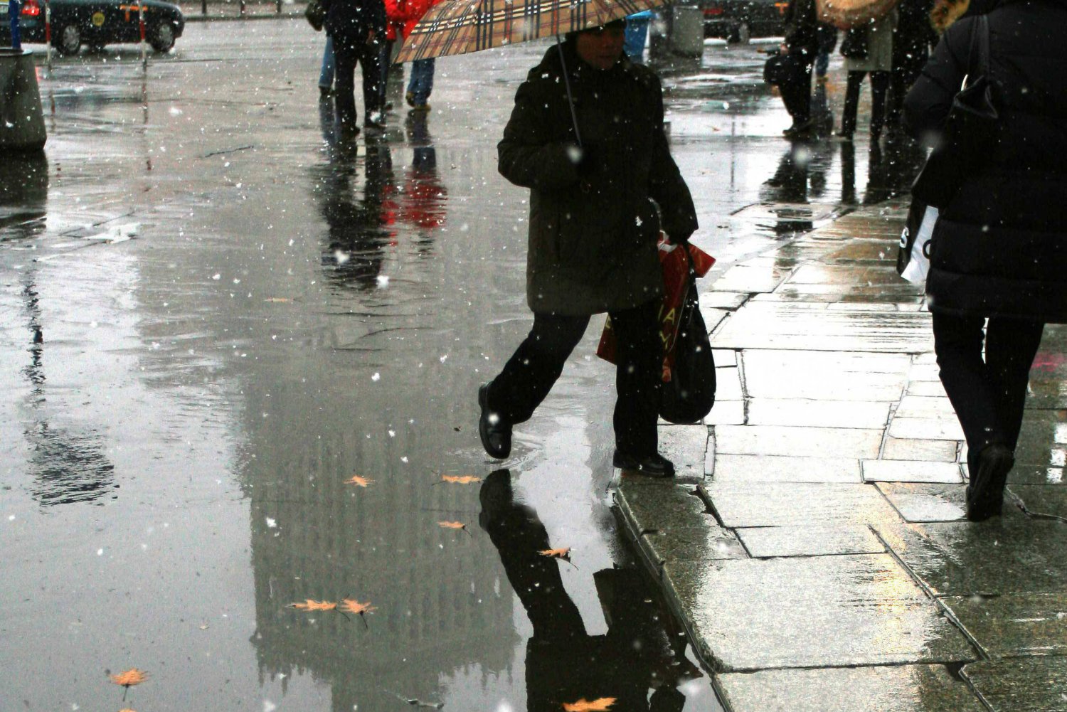Nadeszło wyraźne pogorszenie pogody. Instytut Meteorologii i Gospodarki Wodnej wydał ostrzeżenia.