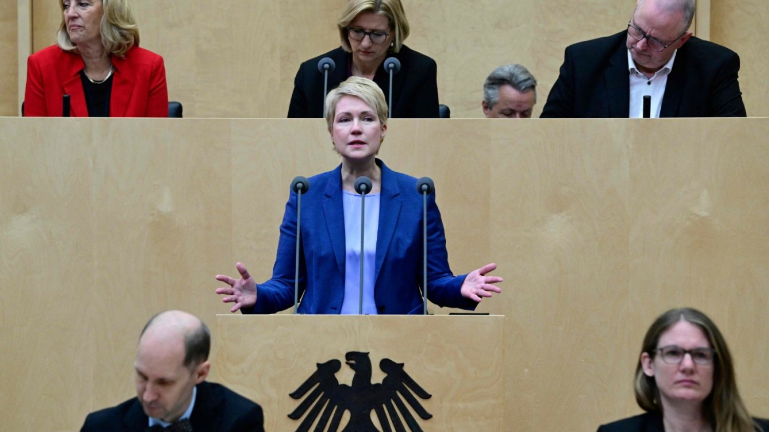 Wnętrze Bundesratu. Polityczka Manuela Schwesig na mównicy w otoczeniu innych osób siedzących w ławach izby.