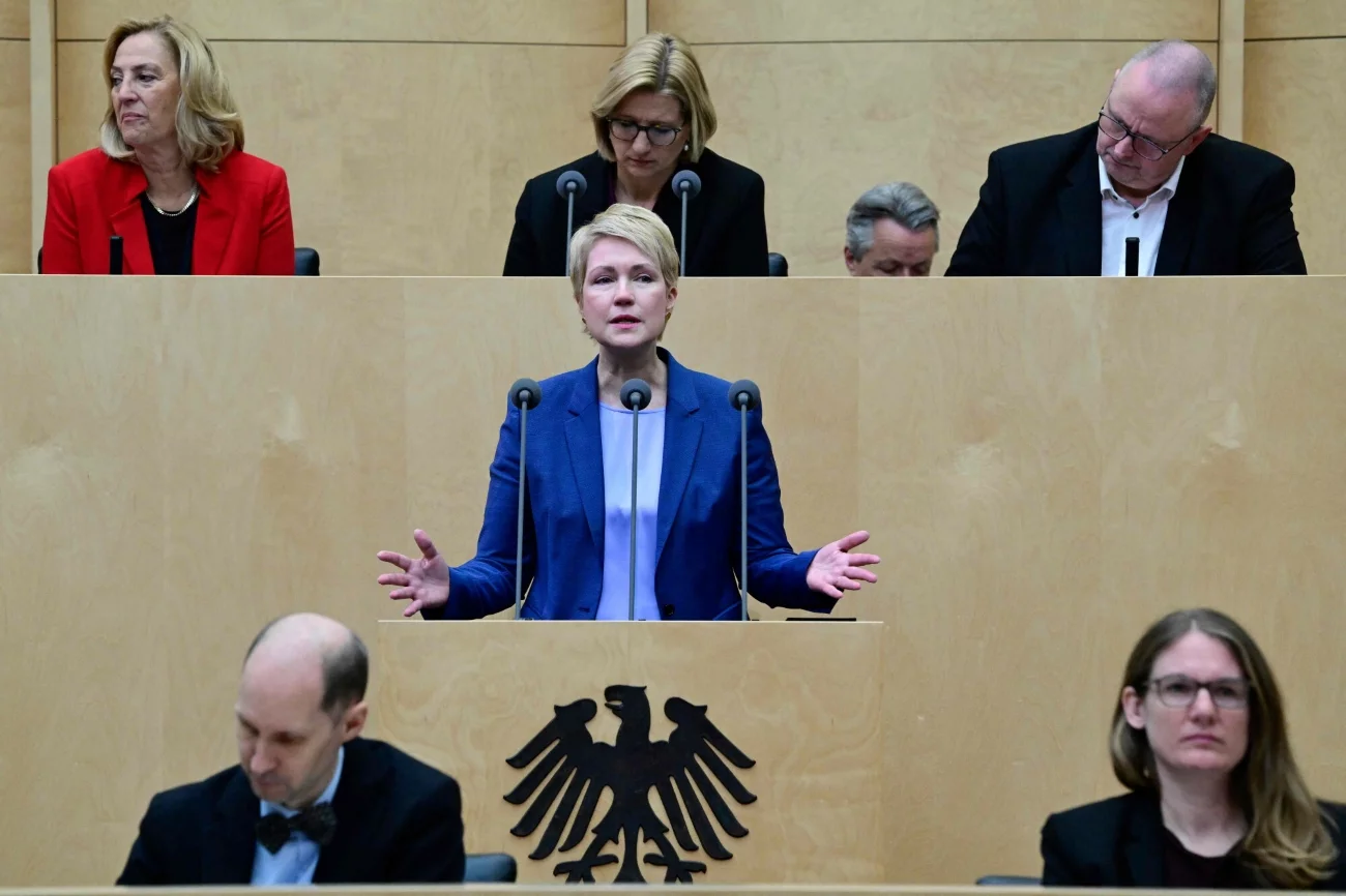 Wnętrze Bundesratu. Polityczka Manuela Schwesig na mównicy w otoczeniu innych osób siedzących w ławach izby.