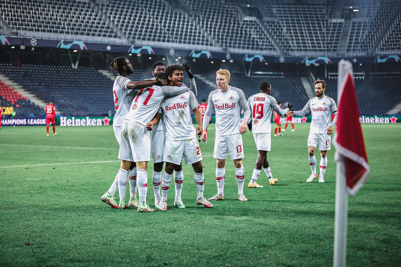 RB Salzburg po raz pierwszy w historii awansował do 1/8 finału Ligi Mistrzów. Austriacy ograli w decydującym meczu Sevillę.