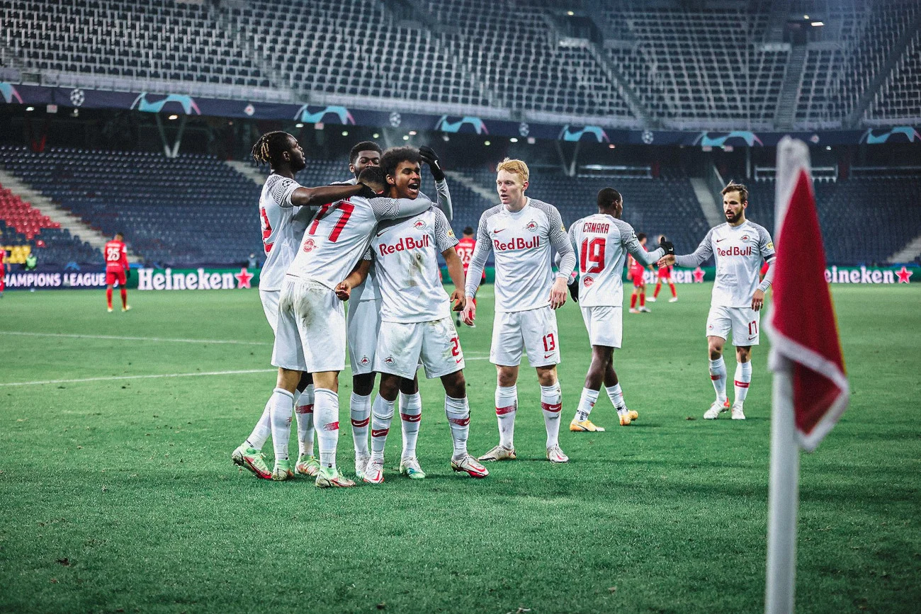 RB Salzburg po raz pierwszy w historii awansował do 1/8 finału Ligi Mistrzów. Austriacy ograli w decydującym meczu Sevillę.
